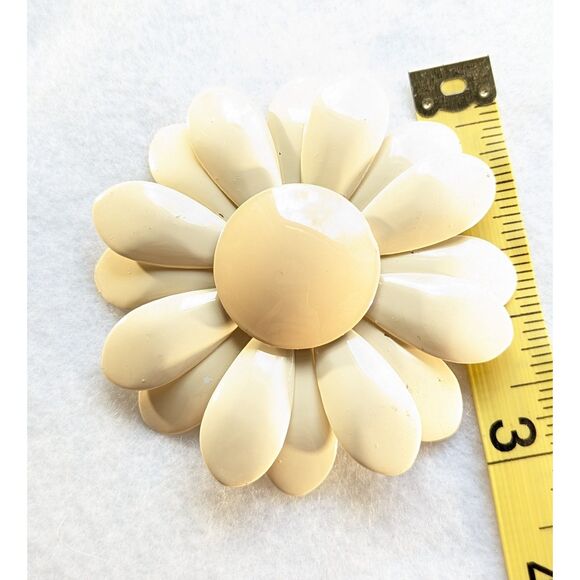 Cream Button Flower - Picture 5 of 6
